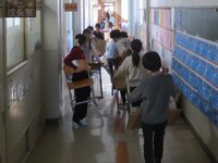 たくさんの机やいすを運んでくれました