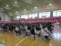 話を聞いている新1年生