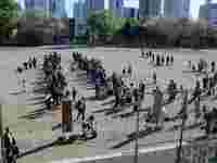 立看板をバックに記念撮影