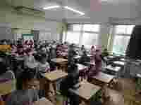 読み聞かせを集中して聞いています