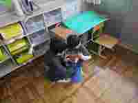 名札をつけるお手伝い