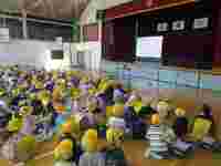 体育館で動画視聴