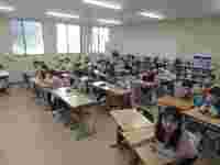 校長のお話を聞いている3年生