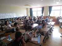 クイズに答える6年生