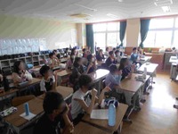 クイズに答える6年生