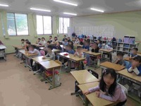 校長のお話を聞いている3年生