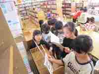 (番外編)図書室に展示した記念誌も読んでいます