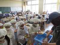 赤飯のおかわりに行列