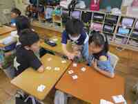 目標のカードに手を伸ばします