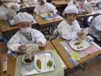 めんをお椀に入れます