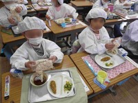 めんをお椀に入れます