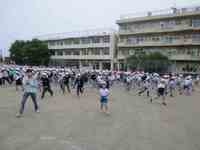 「体操の隊形に開け」「1、2、3」で開きます