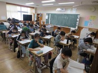 国語の調査に解答しています