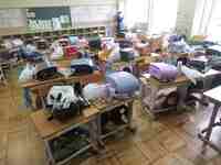 「地震発生」机の下に入ります(2年生)