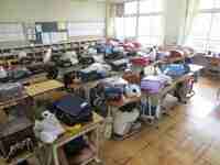 「地震発生」机の下に入ります(6年生)