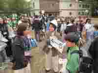 一人ひとり確認しながら引渡しを行いました