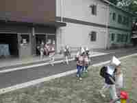 運動場に避難します