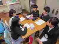 班を回ってアドバイスをする川上先生