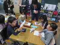 班の友だちと考えを共有します