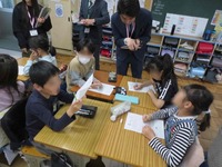 班の友だちと考えを共有します