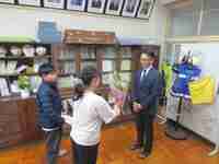 手紙と花束のプレゼント