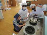 火加減を確認しながらお湯をわかします