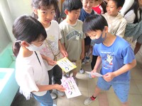 交換した名刺を大事そうに持っていました