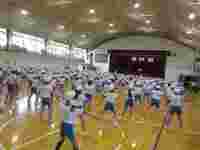 先生のお手本を見ながら踊ります