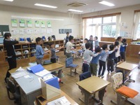 友達の肩をもみもみ