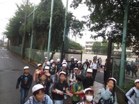 バスに向かって歩きます