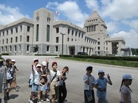 国会議事堂をバックに