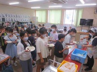 おかわりの行列ができていました(4年生)
