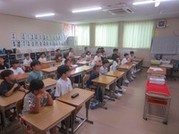 お話を聞いています(始業式)