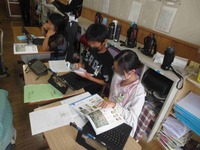 友達と意見交換しながら考えます
