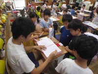 宿題のチェックをしています