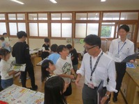 持木前校長先生との再会で笑顔になる子供たち