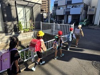 リュックサックを背負って登校!