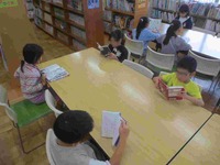 いすに座って読書です