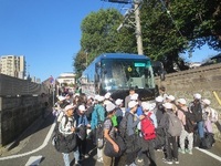 バスに乗りこみます