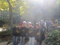途中休憩=おそろいの服で参加4人組=
