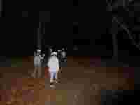 広場を通ります